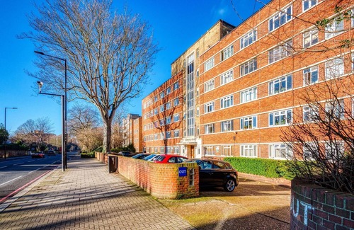 West Putney Apartment | Welcoming Home in Putney with Kitchen & Breakfast Included