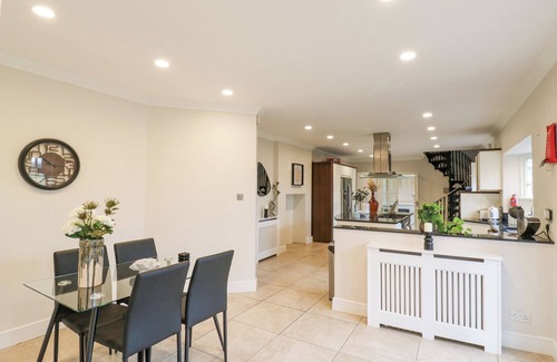 Canvey Island Cottage | HARDY'S WAY 34, pet friendly, with a garden in Canvey Island