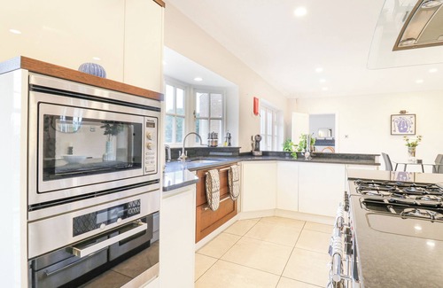 Canvey Island Cottage | HARDY'S WAY 34, pet friendly, with a garden in Canvey Island