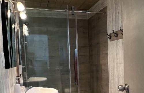 Pointe-du-Chene Cottage | Relax at Hardy’s Parlee Beach Cottage with Spa & Hot Tub