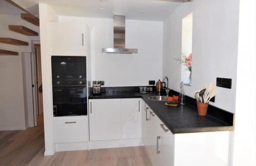 Trowbridge House | Pet-Friendly Escape at Hares Barn - Rated 9/10 by Guests