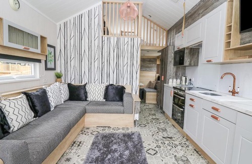Llandrindod Wells House | Experience Comfort at Hares Rest - Guest Rated 9.8/10