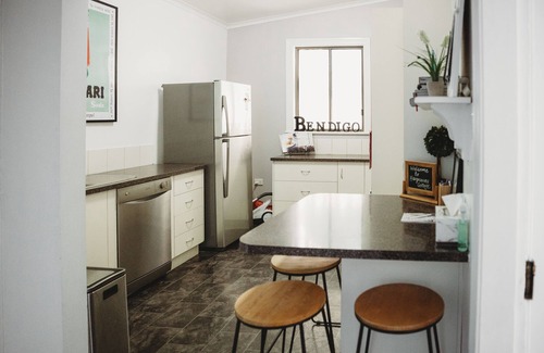 Bendigo House | Exquisite Hargreaves Cottage - Pet Friendly & Ocean Views