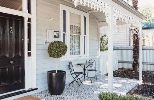 Bendigo House | Exquisite Hargreaves Cottage - Pet Friendly & Ocean Views