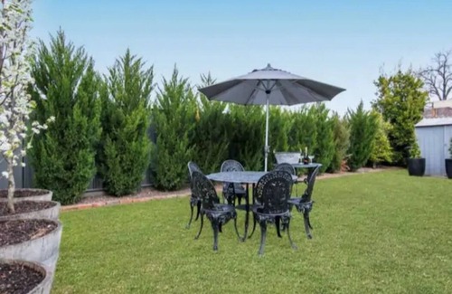 Bendigo House | Exquisite Hargreaves Cottage - Pet Friendly & Ocean Views