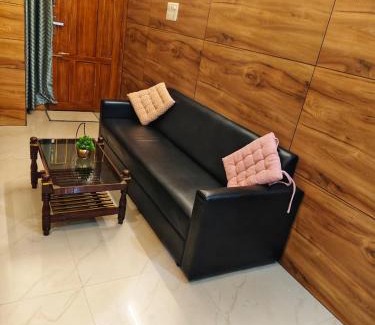 Kuppaayil Apartment | Harichandhanam Inn 200 meters from temple Ground floor