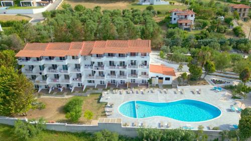 Haniotis Hotel | Discover Haris Hotel: Oceanfront Retreat with Pool & Spa