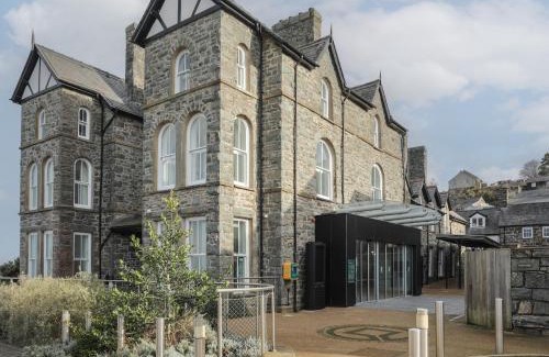 Harlech House | Family-Friendly Harlech Apartments - Highly Rated 4-Star Stay