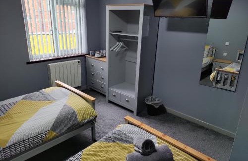 Chesterfield Hotel | Welcoming Harleys Inn: Top-Rated with Family-Friendly Amenities