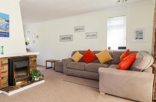 Mevagissey House | Discover Harlyn: Guest Rated 9.7 & Pet-Friendly Retreat