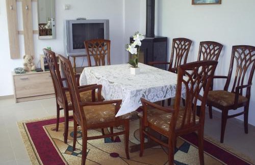 Sostogyogyfurdo Apartment | Harmatcsepp Apartmanház: Family-Friendly Retreat Awaits