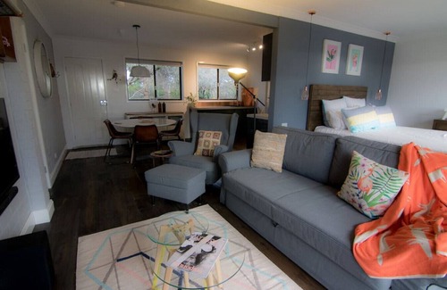 Katoomba Apartment | Stylish Harmonica Apartment with Breakfast & Child-Friendly Amenities