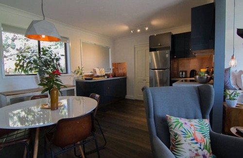 Katoomba Apartment | Stylish Harmonica Apartment with Breakfast & Child-Friendly Amenities