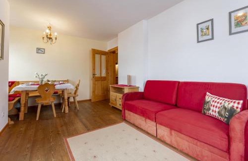 Goldegg Apartment | Harmonie: Oceanfront Retreat with Private Pool & Pet-Friendly