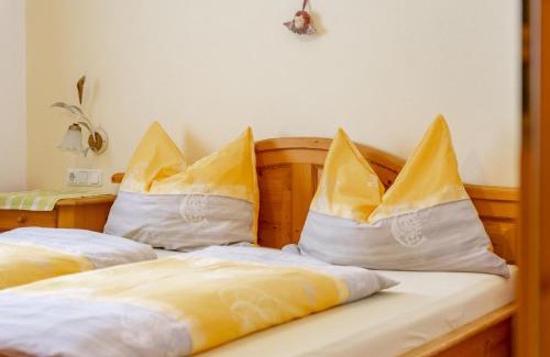 Goldegg Apartment | Harmonie: Oceanfront Retreat with Private Pool & Pet-Friendly