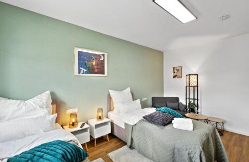 Dasing Apartment | Harmonie Homes - Built in 2025 - Hotel-Quality Beds & Linen - Full Kitchen - Fiber WiFi - 4K Smart TV - 2 Balconies - Elevator - Free Private Parking - Near Augsburg - 20 Min via Autobahn to Munich-West