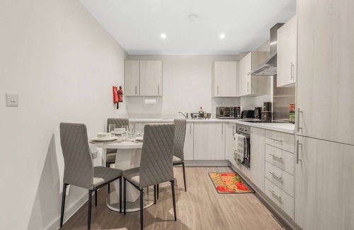 Coventry Apartment | Harmony: 5 Mins to Coventry Centre, Balcony, Fast WiFi & Workspace!