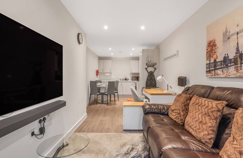 Coventry Apartment | Harmony: 5 Mins to Coventry Centre, Balcony, Fast WiFi & Workspace!
