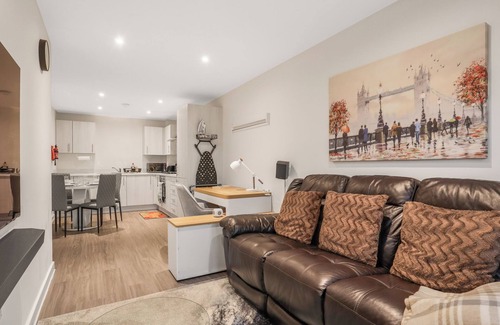 Coventry Apartment | Harmony: 5 Mins to Coventry Centre, Balcony, Fast WiFi & Workspace!