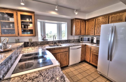 Yachats House | Oceanfront Escape with Pet-Friendly Amenities & Hot Tub