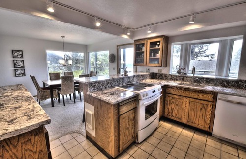 Yachats House | Oceanfront Escape with Pet-Friendly Amenities & Hot Tub