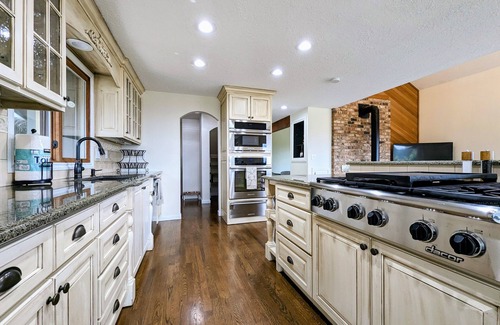 Sherwood House | Tranquil Harmony Estate: Perfect Retreat Near Wine Country