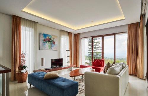 Bandung Villa | Private Pool Retreat at Cemara Villa - Rated 10/10!
