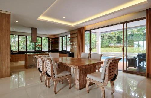 Bandung Villa | Private Pool Retreat at Cemara Villa - Rated 10/10!