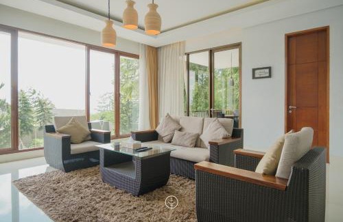 Bandung Villa | Private Pool Retreat at Cemara Villa - Rated 10/10!