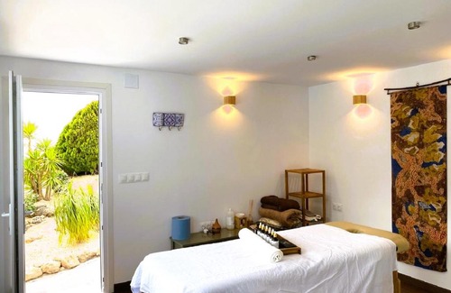 Los Cortijillos House | Relaxing Harmony Home with Ocean View and Spa Amenities