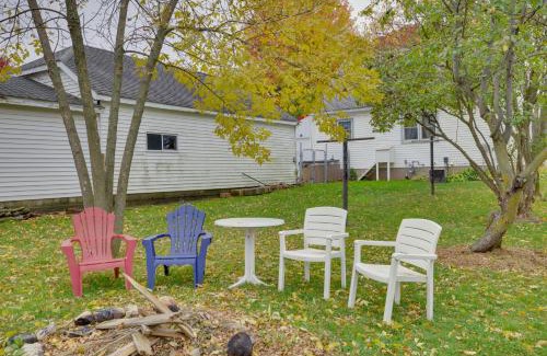 Harmony House | Cozy Home with Fire Pit, 5 Miles to Niagara Cave