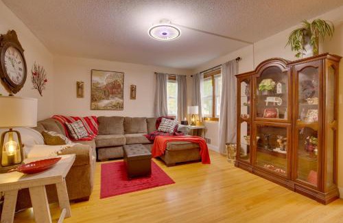 Harmony House | Cozy Home with Fire Pit, 5 Miles to Niagara Cave