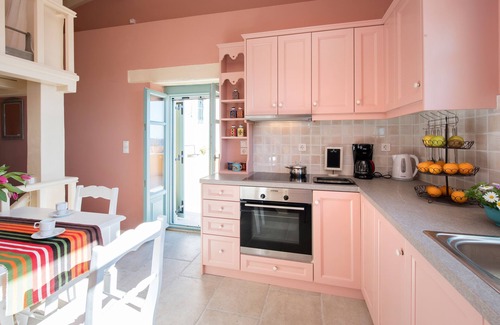 Ano Korakiana Apartment | Harmony House: Pet-Friendly Getaway with Family Amenities