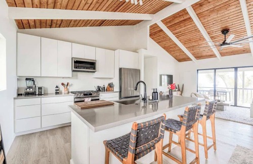 Kealakekua House | Serene Tropical Oasis with Ocean Views and Family Amenities