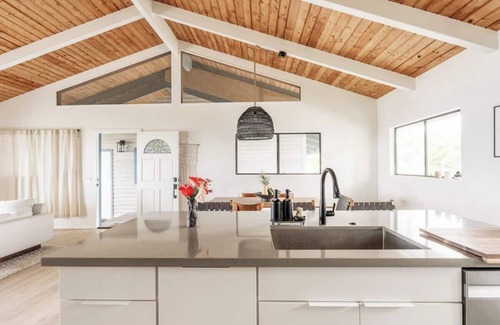 Kealakekua House | Serene Tropical Oasis with Ocean Views and Family Amenities