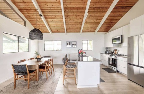 Kealakekua House | Serene Tropical Oasis with Ocean Views and Family Amenities