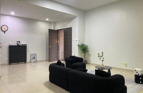 Sungai Pelek House | Pet-Friendly Harmony Lodge: Ideal for Family Getaways