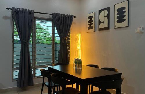 Sungai Pelek House | Pet-Friendly Harmony Lodge: Ideal for Family Getaways