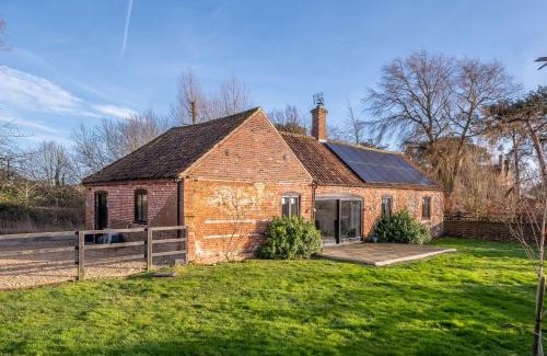 Tittleshall House | Harnser Barn: Family and Pet-Friendly Getaway Awaits