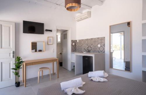 Koufonisia Apartment | Oceanfront Harokopou Studios: Family-Friendly Retreat