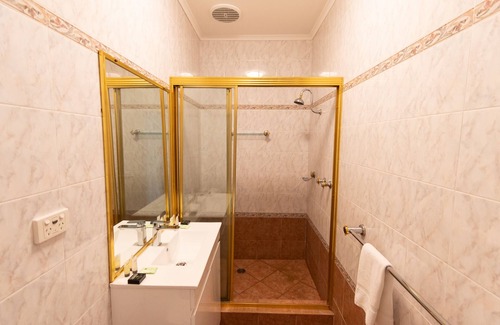 Wollongong Hotel | Discover Comfort at Harp Hotel with Breakfast & Family Amenities