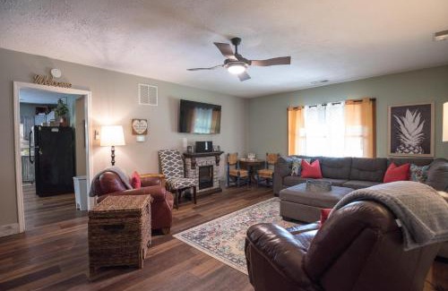 Nashville House | Pet-Friendly Harper Valley Cottage with Hot Tub & Kitchen