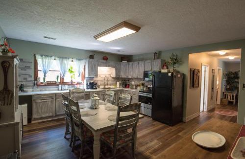 Nashville House | Pet-Friendly Harper Valley Cottage with Hot Tub & Kitchen