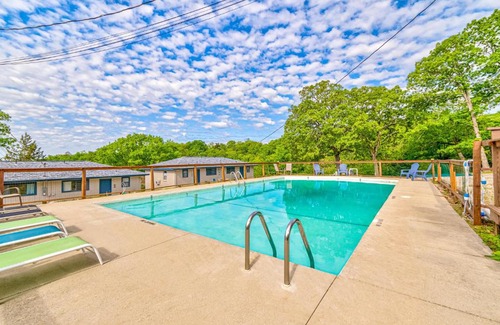 Kimberling City Resort | Relax at Harper Valley Resort - Family-Friendly Getaway