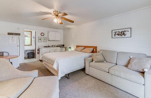 Kimberling City Resort | Relax at Harper Valley Resort - Family-Friendly Getaway