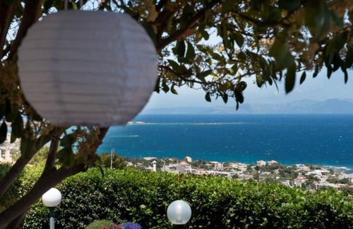 Paralias Apartment | Harris Elegant House with Spectacular Sea View & Pool