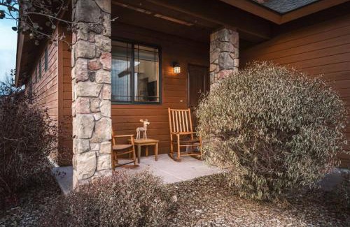 Victor House | Relax at Harris Hawk Cabin in Victor, ID with Air Conditioning
