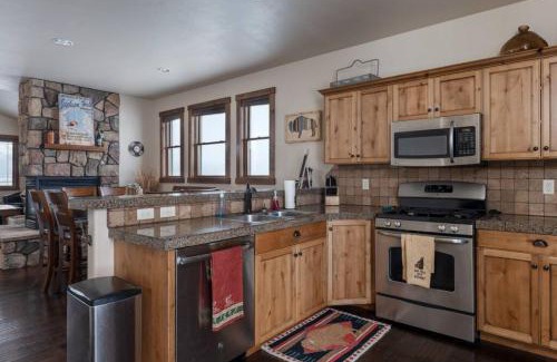 Victor House | Relax at Harris Hawk Cabin in Victor, ID with Air Conditioning