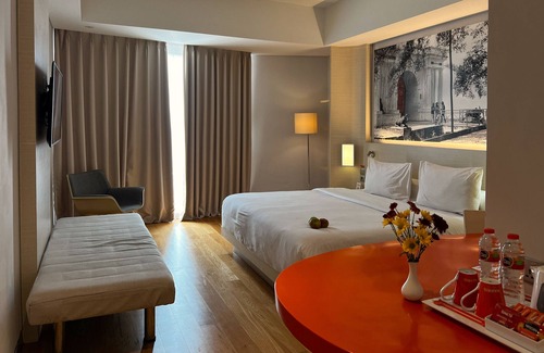 Laweyan Hotel | Top-Rated Harris Hotel & Conventions Solo with Pool & Spa
