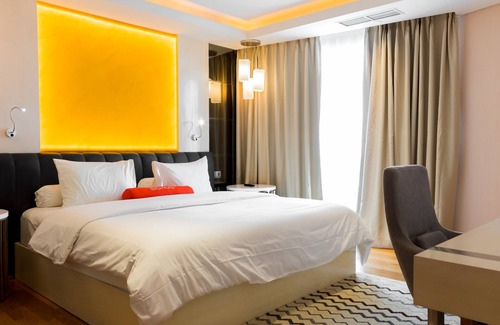 Laweyan Hotel | Top-Rated Harris Hotel & Conventions Solo with Pool & Spa